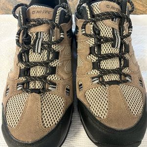 Waterproof Hiking Shoes Hi-Tec Ravus WP Low Trekking Shoes size 7.5 X-Wide Tan
